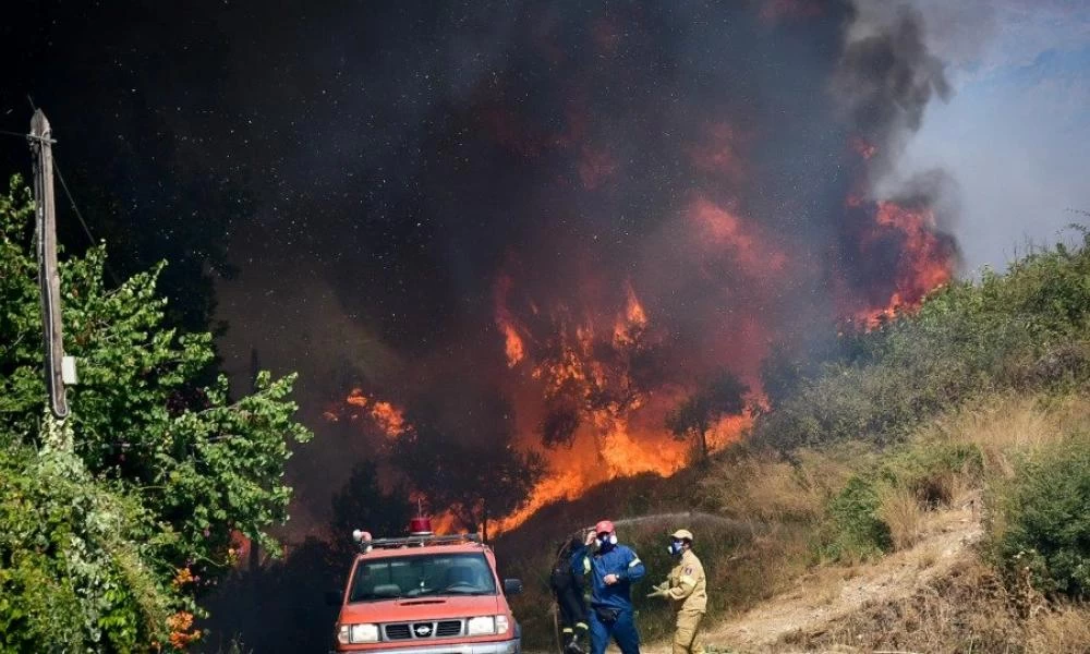 Πυρκαγιά στη Βόνιτσα: Συνεχίζονται οι μάχες με τις φλόγες - Εκκενώθηκε προληπτικά ο οικισμός Δρυμός
